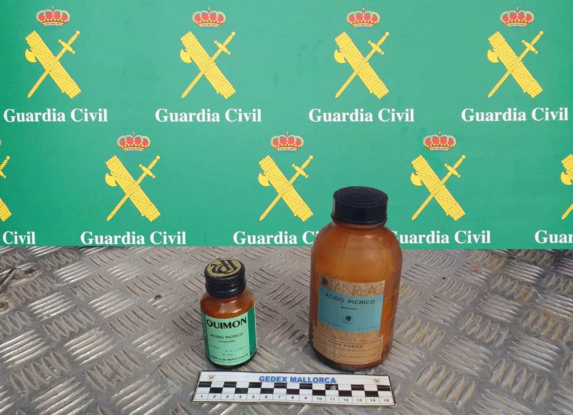 Potente material explosivo retirado por la Guardia Civil de un instituto de Artà. La Guardia Civil ha retirado un potente material explosivo, que formaba parte de kits de compuestos químicos, para las prácticas de los alumnos hace unos 30 años, de un instituto de Artà (Mallorca). SOCIEDAD GUARDIA CIVIL