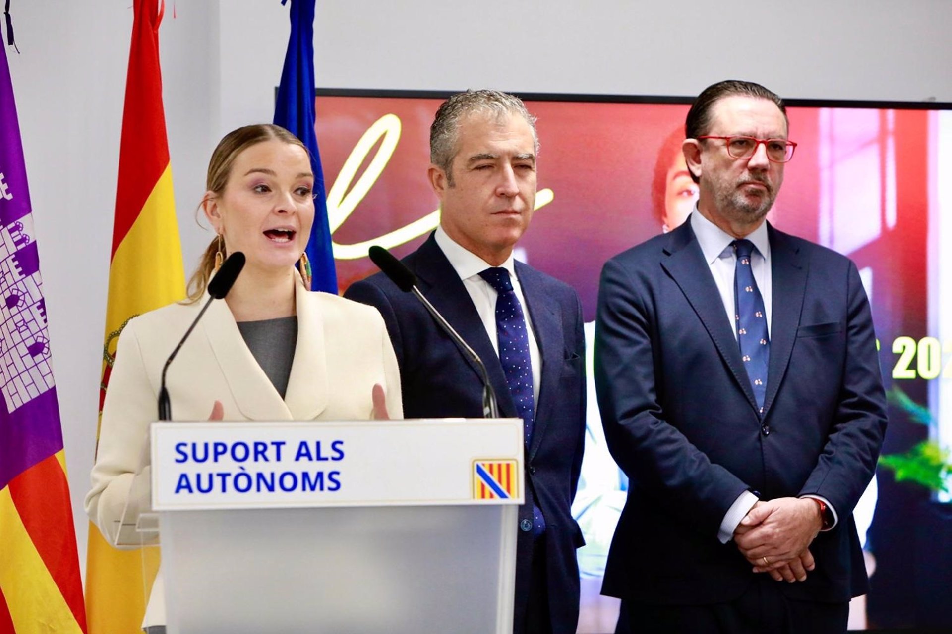 La presidenta del Govern, Marga Prohens, en la rueda de prensa de presentación de las nuevas convocatorias de ayudas para autónomos. - CAIB