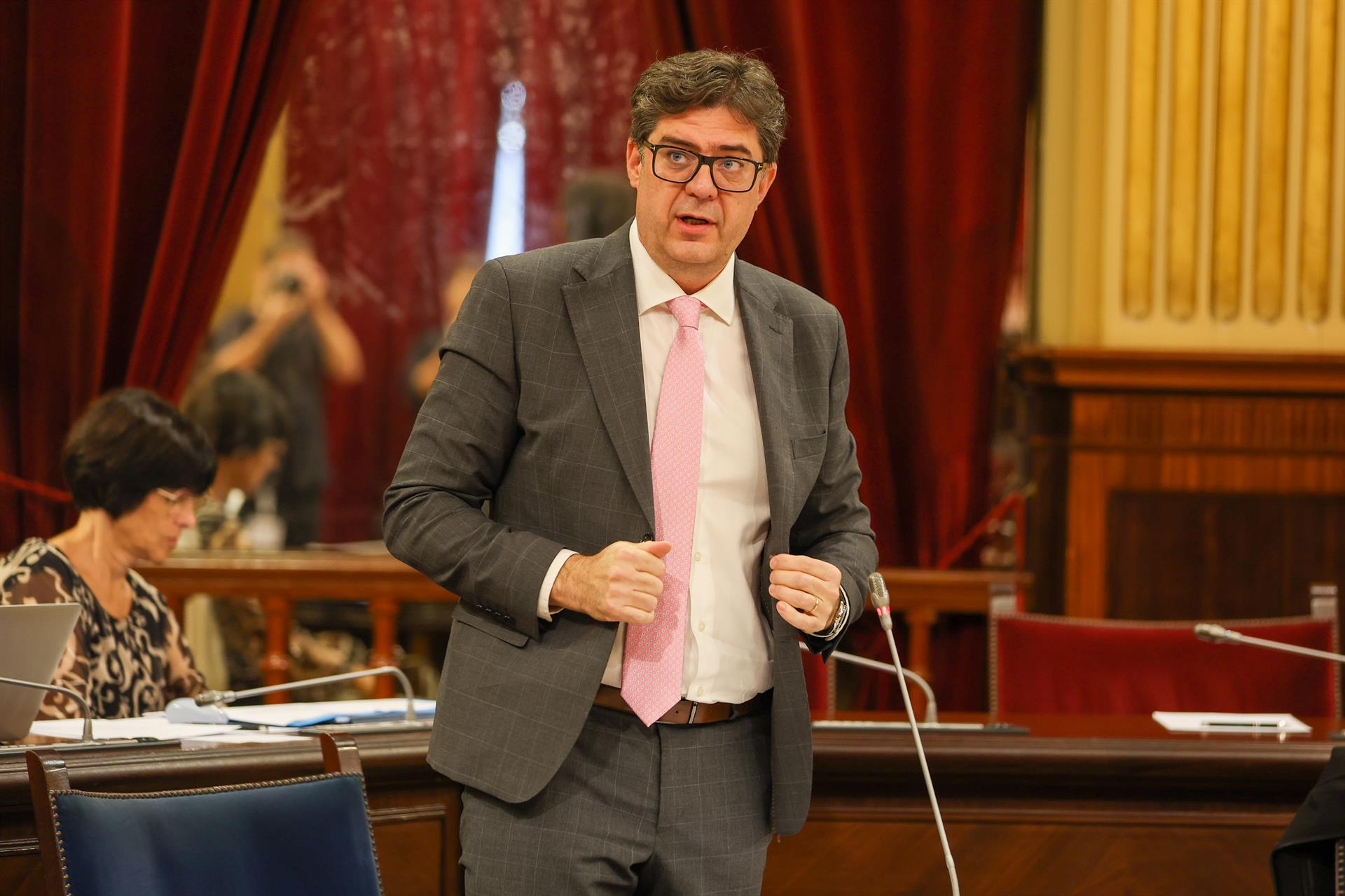 El conseller de Turismo, Cultura y Deportes del Govern balear, Jaume Bauzá, interviene durante un pleno en el Parlament balear. Archivo. - Tomàs Moyà - Europa Press - Archivo