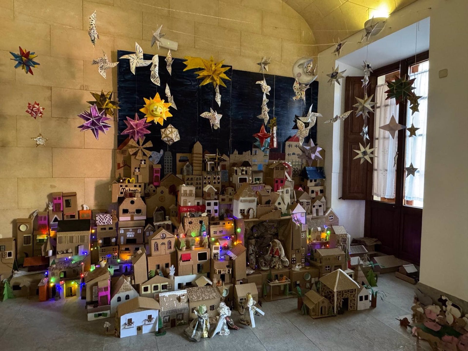 Belén escolar construido con materiales reciclados por los estudiantes de Inca. - AYUNTAMIENTO DE INCA