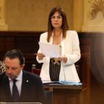 La portavoz del grupo parlamentario VOX, Manuela Cañadas, interviene durante un pleno en el Parlament balear, a 16 de abril de 2024.