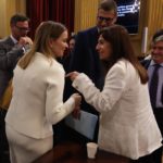 La presidenta del Govern, Marga Prohens (i), saluda a la portavoz de VOX en el Parlament balear, Manuela Cañadas (d). - Tomàs Moyà - Europa Press - Archivo
