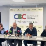 La presidenta de Afedeco, Joana Manresa, el presidente de la CBC, Mateo Cunill, el director general de Comercio, José Antonio Caldés, y la presidenta de Pimeco, Carolina Domingo, en rueda de prensa. - CBC