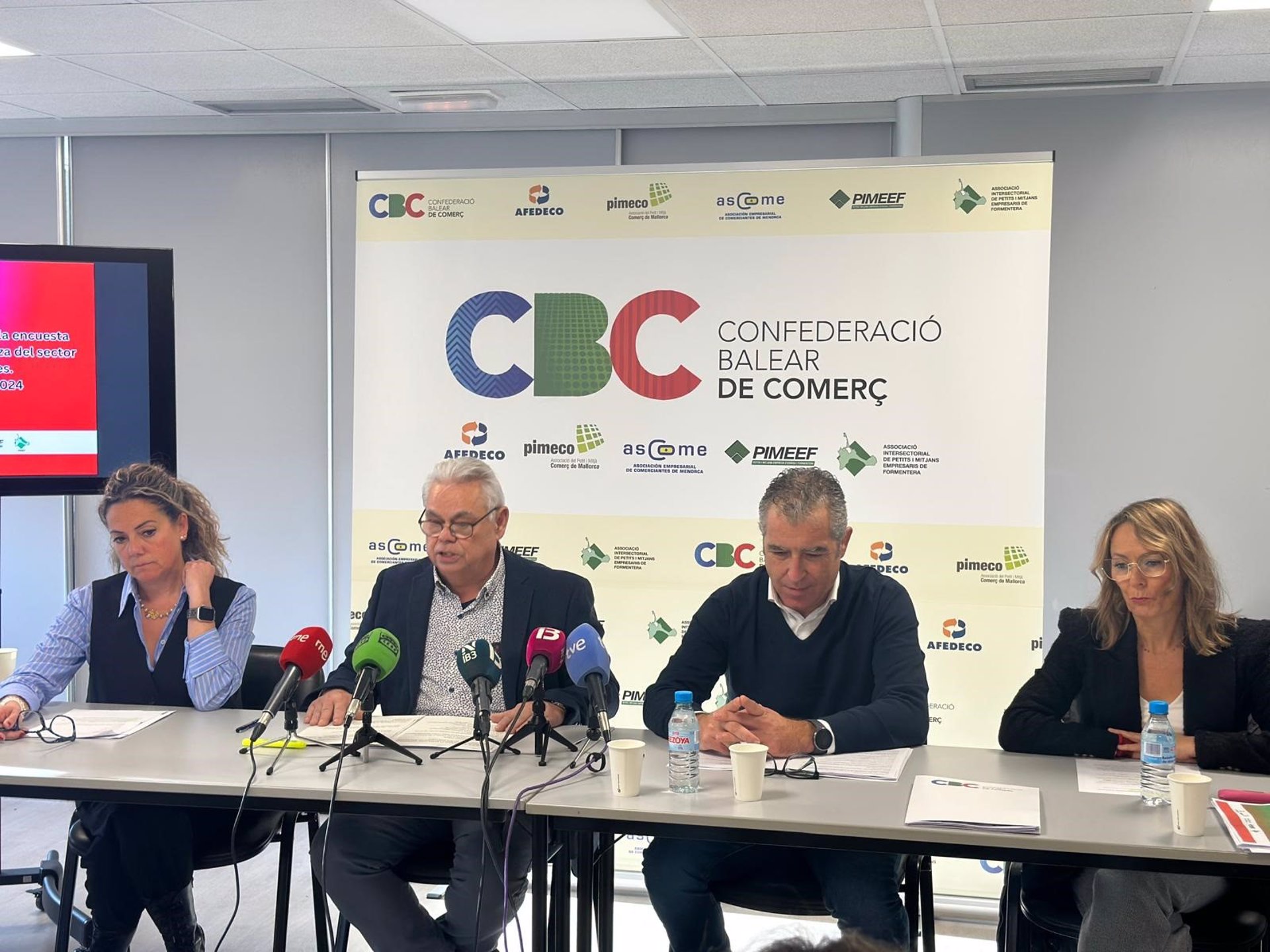 La presidenta de Afedeco, Joana Manresa, el presidente de la CBC, Mateo Cunill, el director general de Comercio, José Antonio Caldés, y la presidenta de Pimeco, Carolina Domingo, en rueda de prensa. - CBC