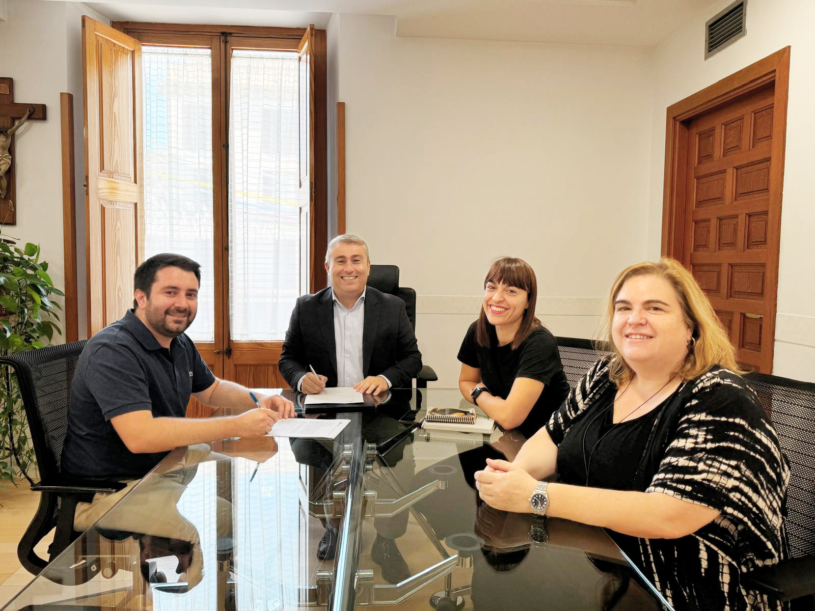 El Ayuntamiento de Inca y el Fondo Mallorquín de Solidaridad y Cooperación renuevan su convenio de colaboración. El acto de firma del convenio ha sido presidido por Virgilio Moreno, alcalde de Inca.