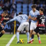 Dani Rodríguez lucha por un balón ante dos jugadores del Celta y Javi Llabrés.