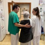 Dos profesionales de la atención Primaria con una paciente en un centro de salud. - CONSELLERIA DE SALUD
