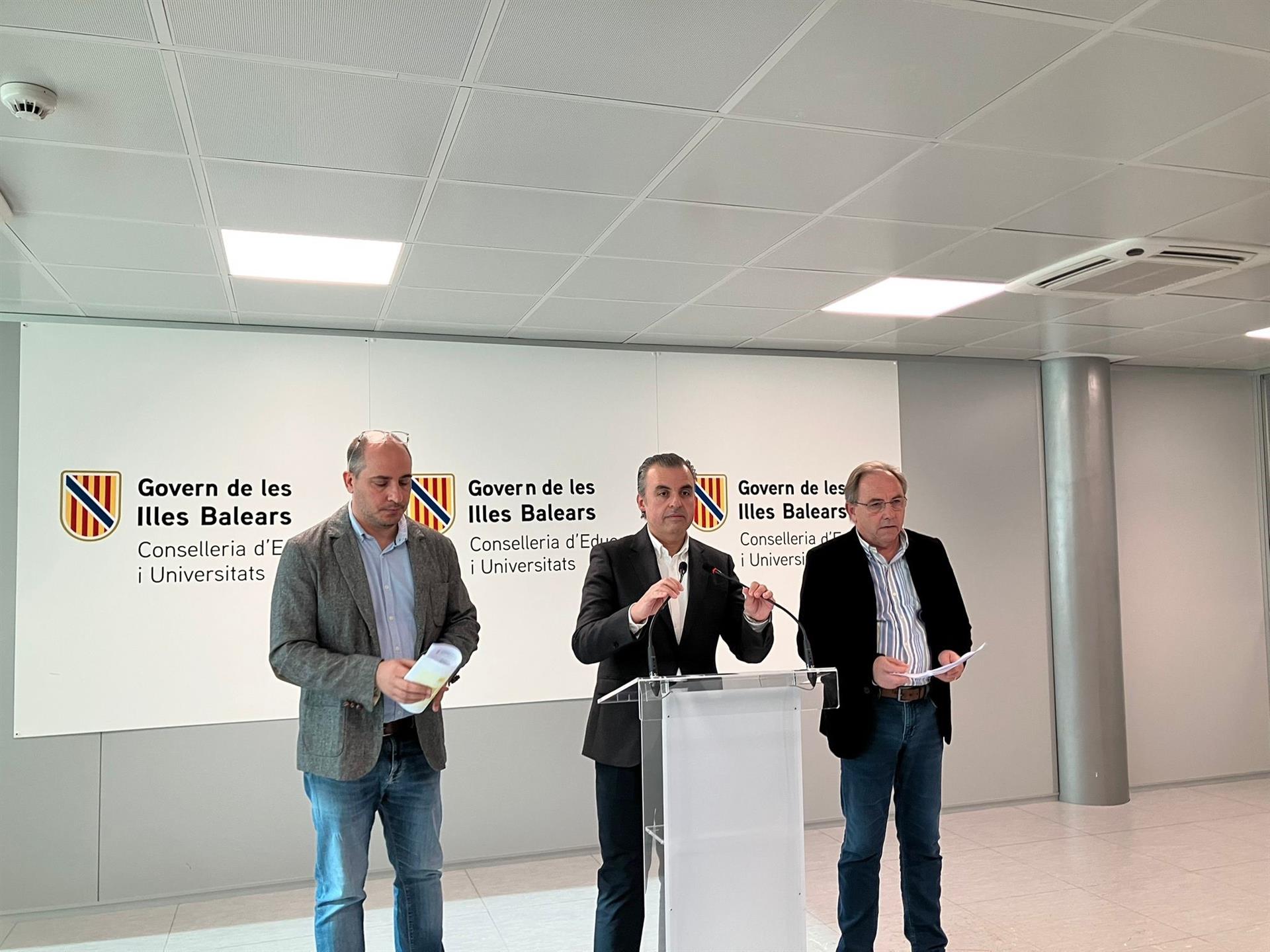 El conseller de Educación y Universidades, Antoni Vera, en la rueda de prensa de este viernes. - EUROPA PRESS