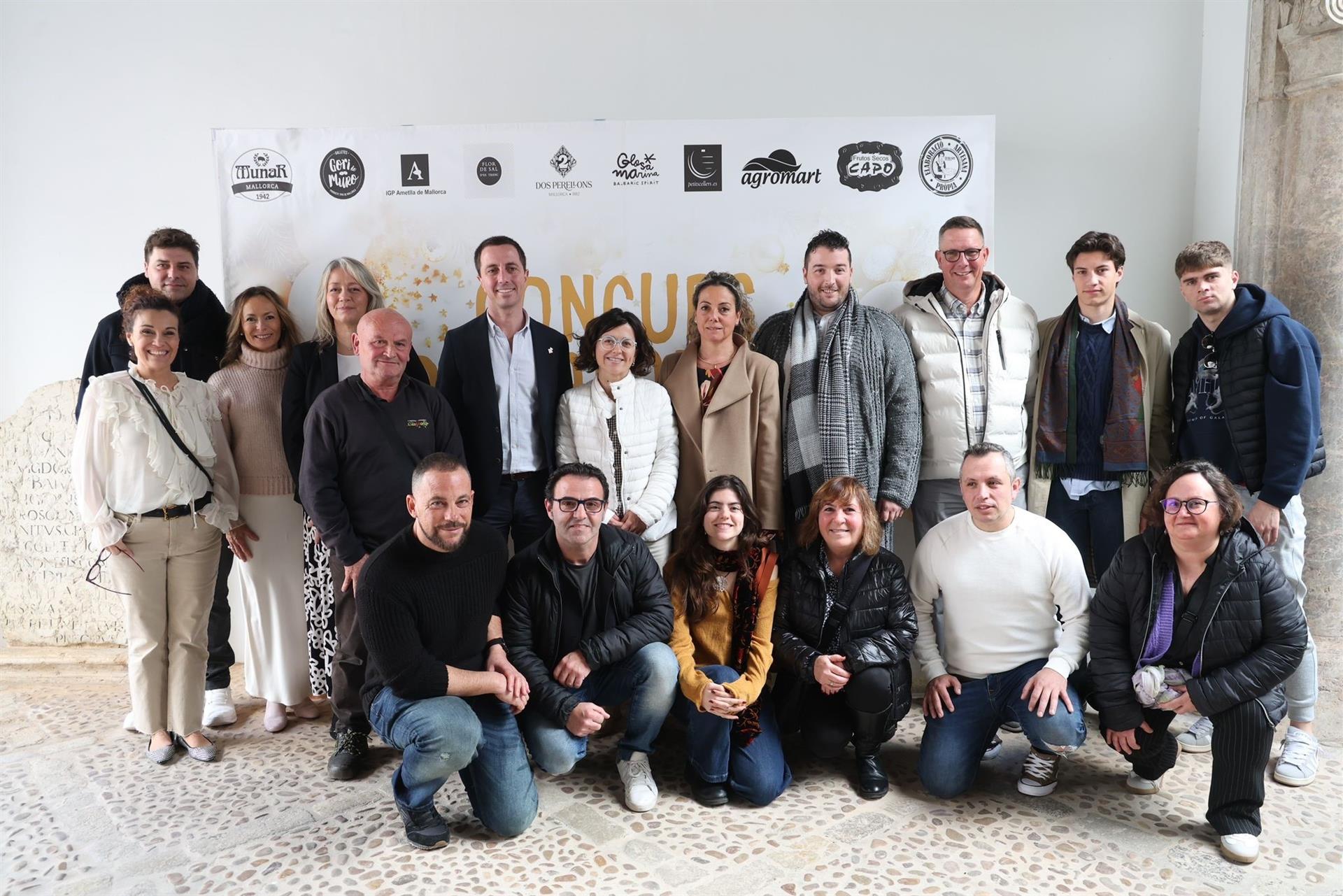 El presidente del Consell de Mallorca, Llorenç Galmés, con los finalistas de la II edición del Concurso de Escaparates de Navidad de la 'part forana'. - CONSELL DE MALLORCA