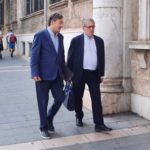 El expresidente de la Autoridad Portuaria de Baleares (APB), Joan Gual de Torrella, entrando a los Juzgados de avenida Alemania junto a su abogado, Eduardo Valdivia. Archivo. - EUROPA PRESS - Archivo