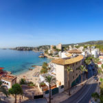 Hotel Nixe y vivendas al fondo.