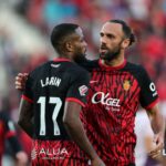 Los dos protagonistas del partido, Cyle Larin y Vedat Muriqi, el primero por sus dos goles y el segundo por una discutible expulsión.
