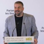 El portavoz de MÉS per Mallorca en el Parlament, Lluís Apesteguia, en rueda de prensa. - PARLAMENT - Archivo