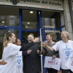 Empleados de la administración A Fortuna situada en la Avenida Celanova nº120 celebran que han vendido parte del número 40014 correspondiente al Segundo Premio del Sorteo Extraordinario de la Lotería de Navidad 2024, a 22 de diciembre de 2024, en Barbadás - Rosa Veiga - Europa Press