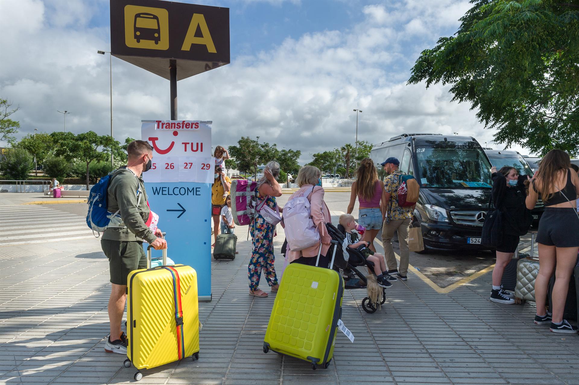 Pasajeros procedentes de un vuelo con origen Gran Bretaña en el aeropuerto de Ibiza. - Germán Lama - Europa Press - Archivo