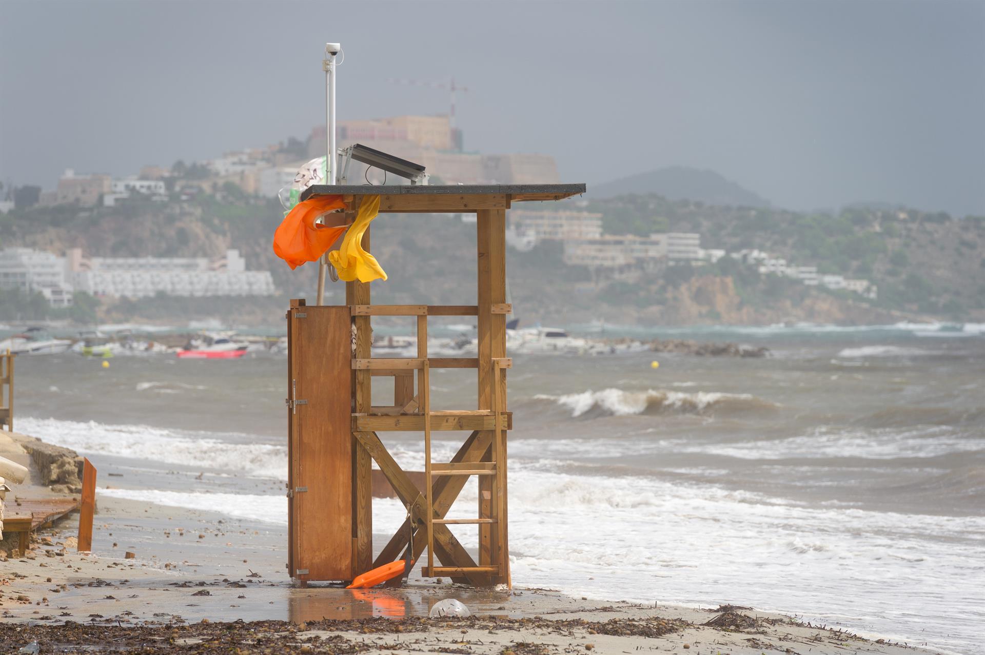 Fuerte oleaje en la playa, a 3 de septiembre de 2023, en Ibiza - Germán Lama - Europa Press - Archivo