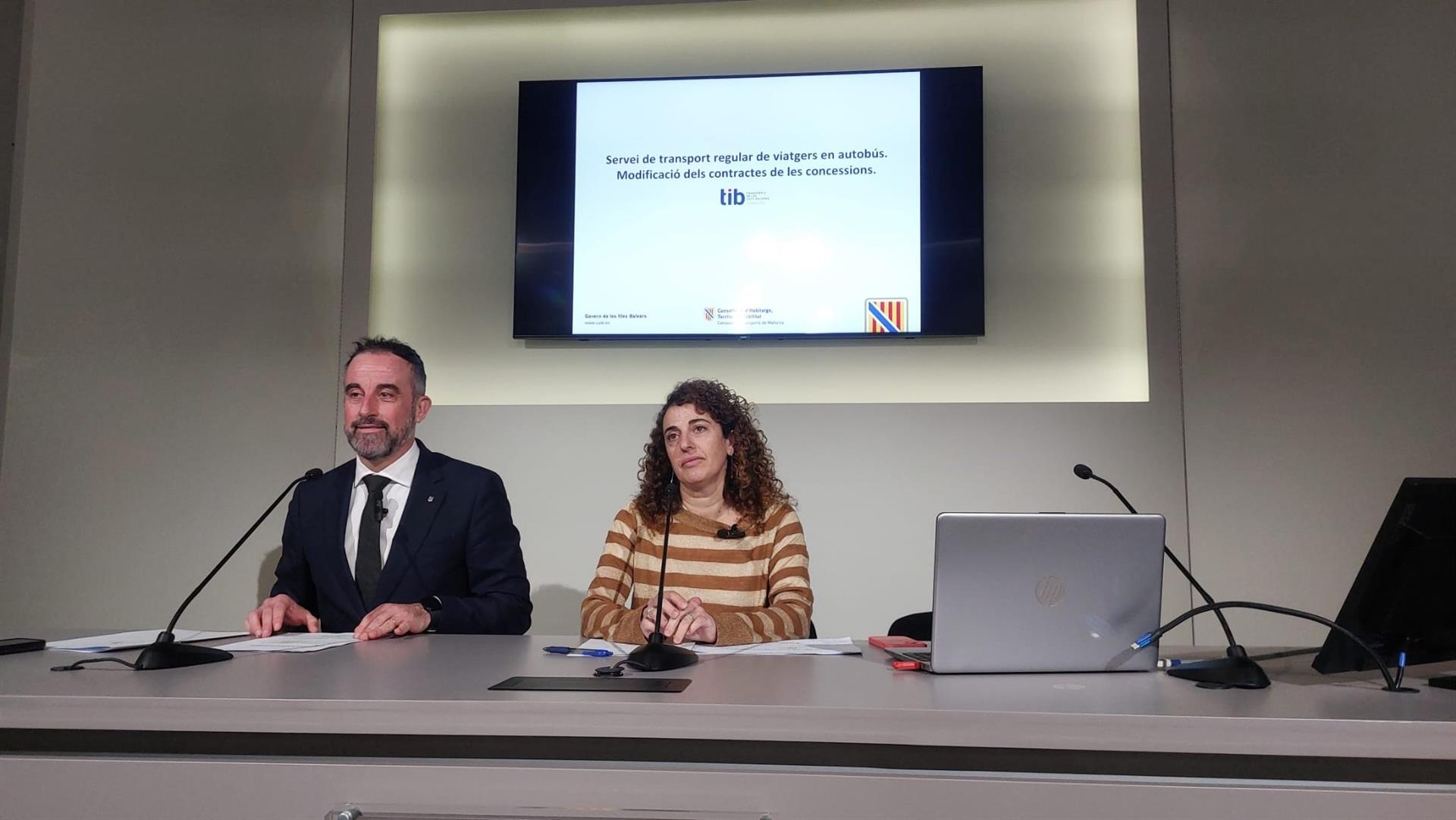 El conseller de Vivienda, Movilidad y Territorio, José Luis Mateo, y la directora general de Movilidad, Lorena del Valle, en rueda de prensa. - EUROPA PRESS