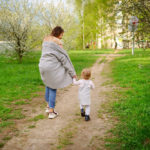 Niño con su madre.
