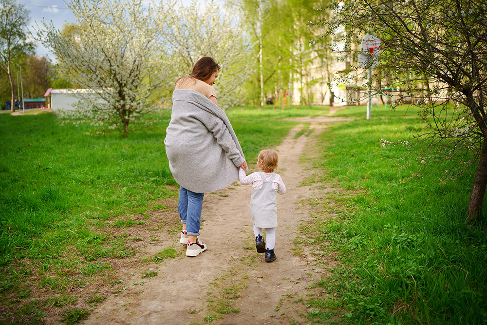 Niño con su madre.