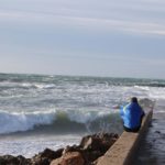 Una persona sentada frente al oleaje, a 17 de enero de 2023, en Palma de Mallorca, Mallorca, Baleares (España). - Isaac Buj - Europa Press - Archivo