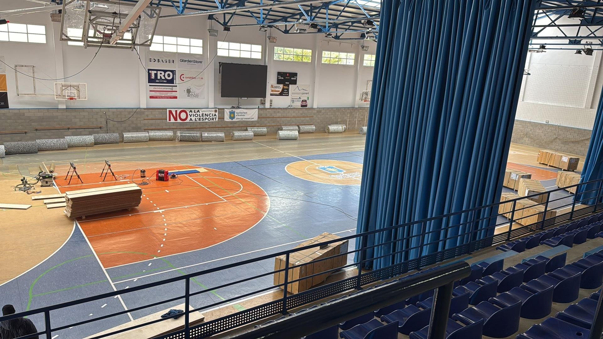 Comienzan las obras de mejora del pavimento de la pista polideportiva del Palau Municipal d'Esports de Andratx - AYUNTAMIENTO DE ANDRATX