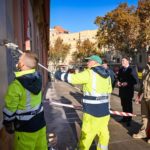 Operarios limpiando las pintadas vandálicas en el Pont desTren. - AYUNTAMIENTO DE PALMA