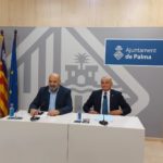 El alcalde de Palma, Jaime Martínez, y el portavoz de Vox en Cort, Fulgencio Coll, ofrecen una rueda de prensa. - AYUNTAMIENTO DE PALMA
