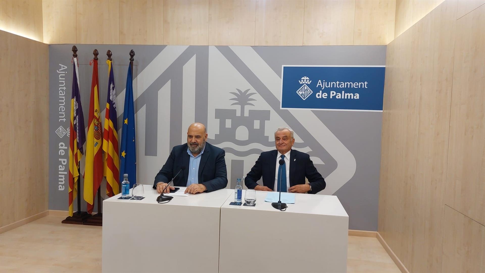 El alcalde de Palma, Jaime Martínez, y el portavoz de Vox en Cort, Fulgencio Coll, ofrecen una rueda de prensa. - AYUNTAMIENTO DE PALMA