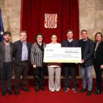 La presidenta del Govern, Marga Prohens, ha hecho entrega este lunes a la Federación de Entidades Locales de Baleares (Felib) del cheque por valor de un millón de euros destinado a los damnificados por la DANA del pasado 29 de octubre.