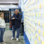 La presidenta del Govern, Marga Prohens, durante una visita a la Lonja de Palma