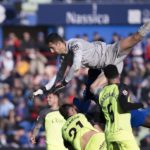 Antonio Raillo, entre varios defensas del Mallorca.