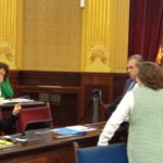 El portavoz del PP en el Parlament (d), Sebastià Sagreras, junto a los consellers Antoni Vera y Catalina Cirer, con la diputada de MÉS per Mallorca María Ramon, - EUROPA PRESS