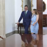 El presidente del Gobierno, Pedro Sánchez, y la presidenta del Govern, Marga Prohens, momentos antes de la reunión mantenida en Consolat de Mar. - ISAAC BUJ - Archivo
