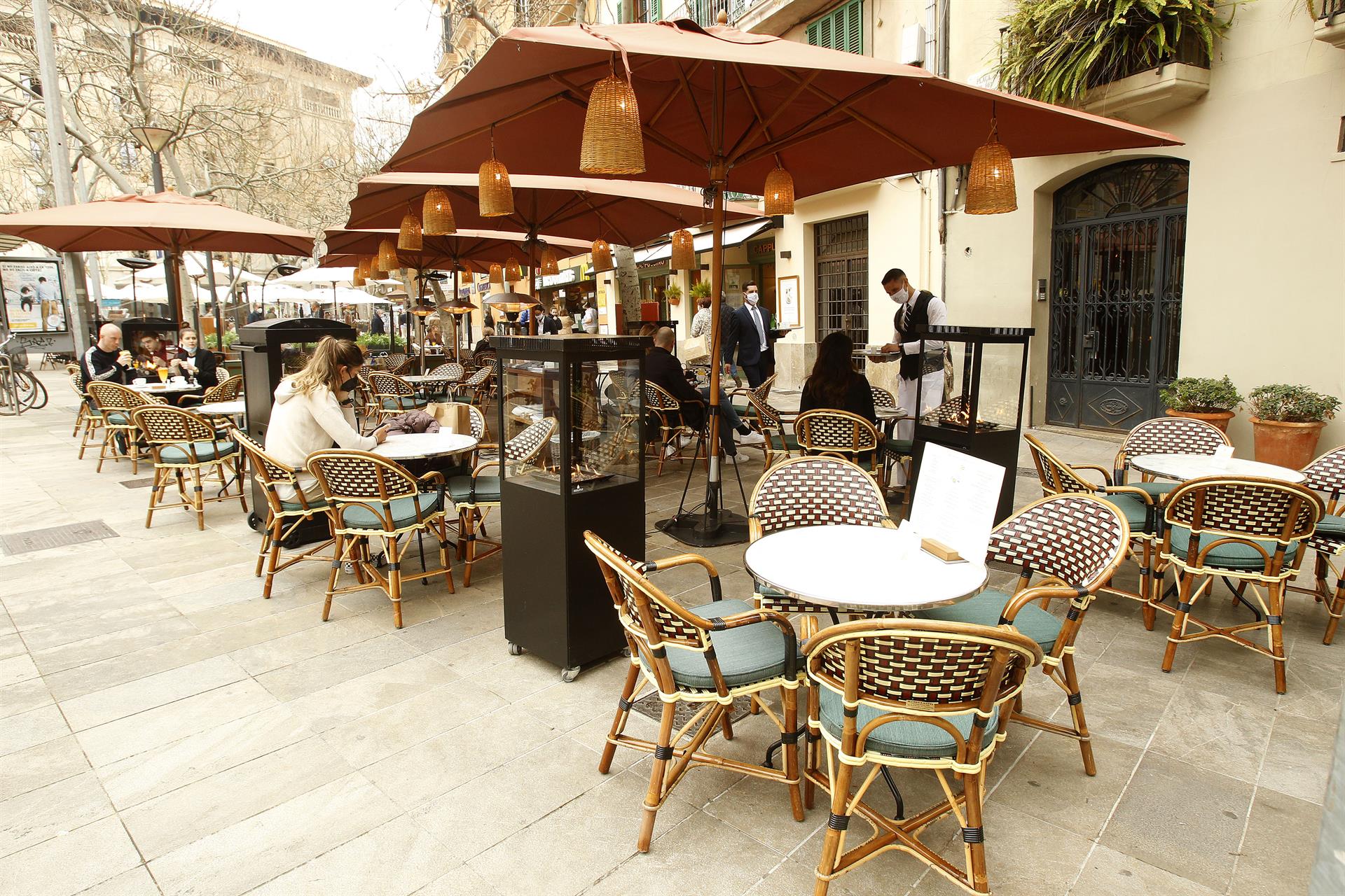 La terraza de una cafetería en Palma. - Isaac Buj - Europa Press - Archivo