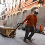 Un obrero con material de construcción. - Marta Fernández Jara - Europa Press - Archivo