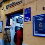 Varias personas hacen cola en una administración de lotería para comprar décimos de cara al Sorteo de El Niño, a 26 de diciembre de 2024, en Madrid (España). Tras la celebración del Sorteo de Navidad, ha comenzado la compra de décimos para el Sorteo de El - Jesús Hellín - Europa Press