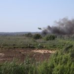 Un hidroavión sobrevuela la zona afectada por un incendio. - Isaac Buj - Europa Press - Archivo
