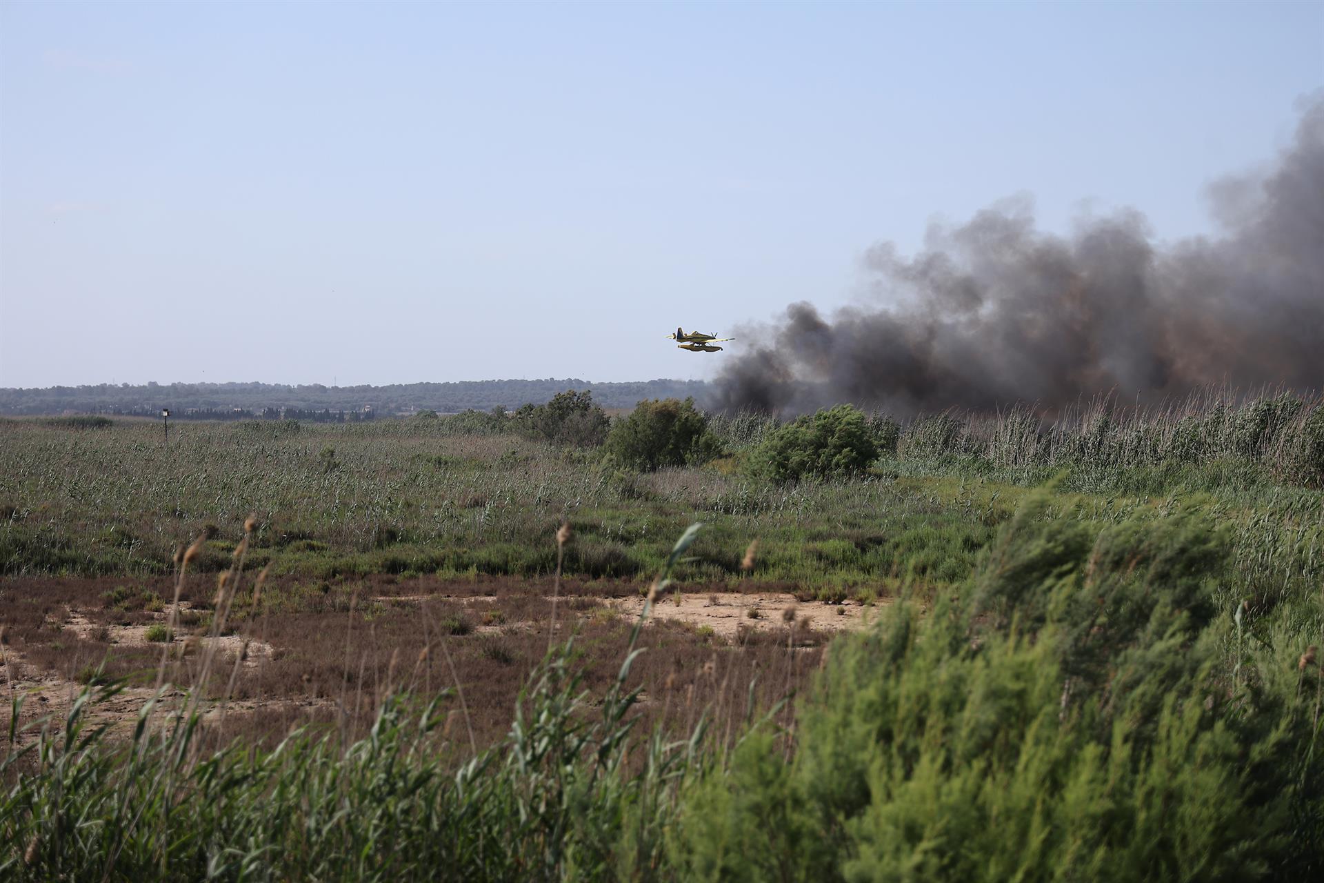 Un hidroavión sobrevuela la zona afectada por un incendio. - Isaac Buj - Europa Press - Archivo
