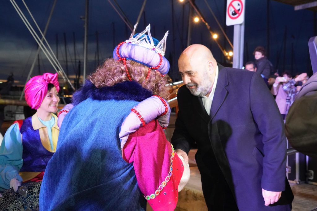 El alcalde Jaime Martínez saluda a los Reyes.