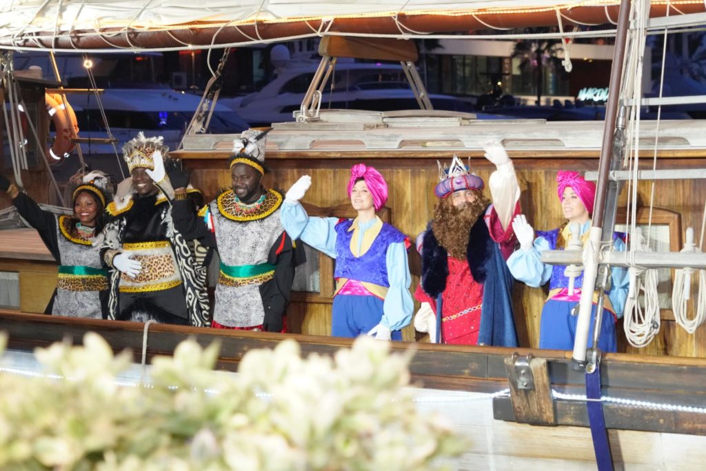 Los Reyes posan en el barco a su llegada al puerto.