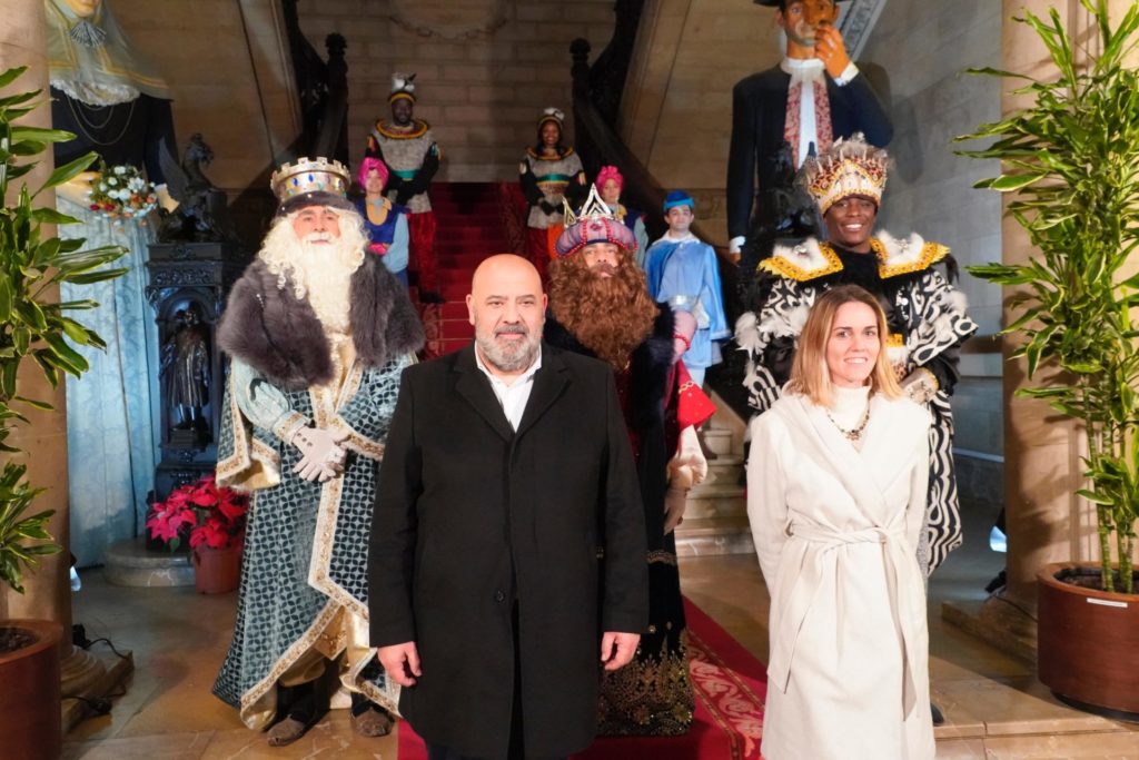Los Reyes con el alcalde, a la entrada del Ayuntamiento de Palma.