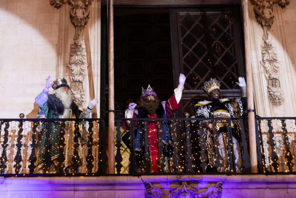 Los Reyes saludan.