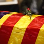 Detalle del ataúd de Francesc Antich con una bandera y una rosa durante la capilla ardiente, en el Consolat de Mar, a 3 de enero de 2025, en Palma. Archivo. - Tomàs Moyà - Europa Press