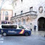 Un furgón de la Policía Nacional llega a la Audiencia Provincial de Baleares. - Isaac Buj - Europa Press