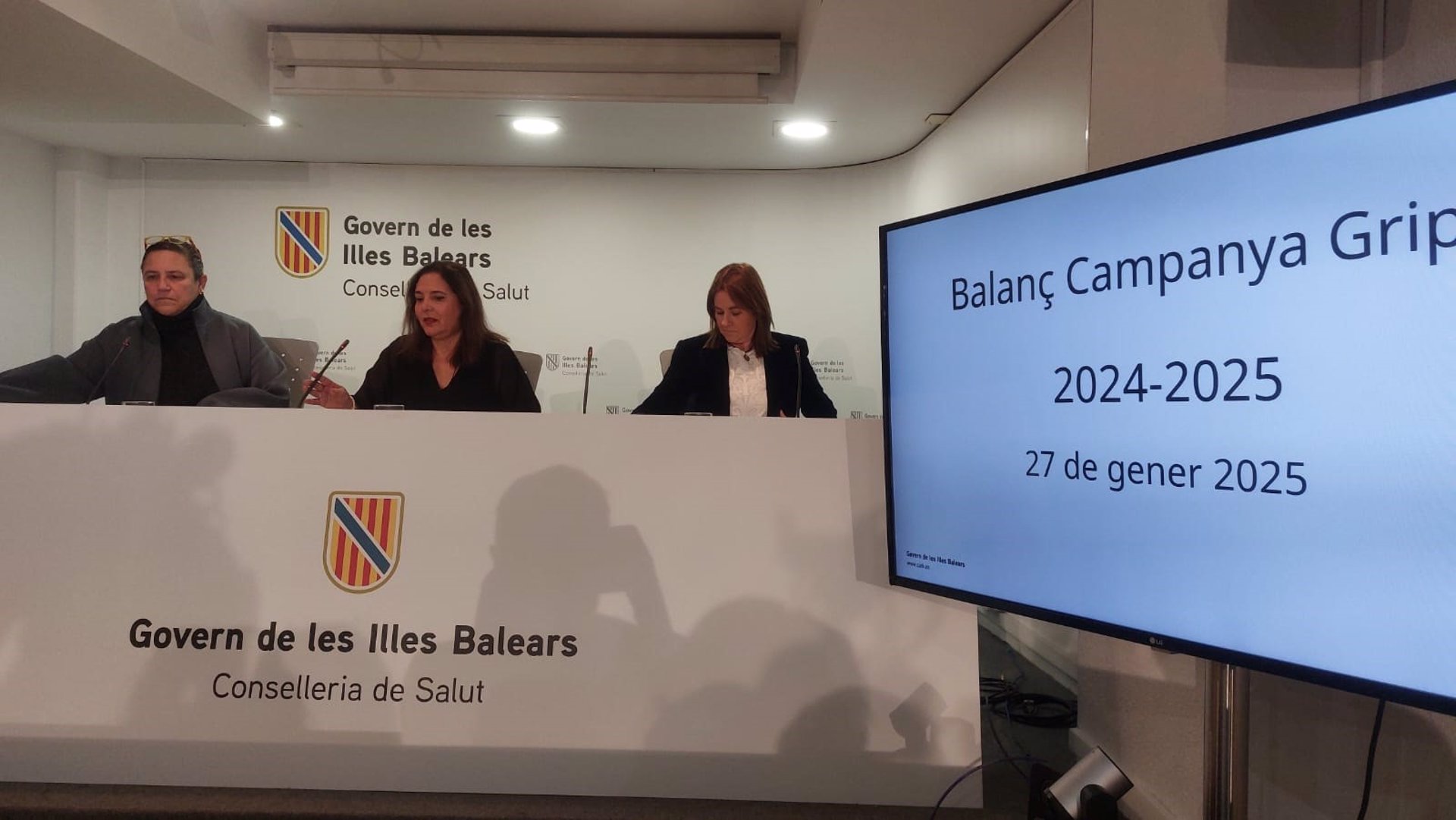 De izquierda a derecha, la subdirectora de Cuidados Asistenciales, Concha Zaforteza, la consellera de Salud, Manuela García, y la directora general de Salud Pública, Elena Esteban, en el balance de la campaña de vacunación de la gripe. - EUROPA PRESS