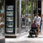 Dos personas observan los anuncios de viviendas en venta en una inmobiliaria en Palma. - Tomàs Moyà - Europa Press - Archivo