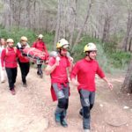 Efectivos de bomberos trasladan a la mujer en camilla. SOCIEDAD BOMBEROS DE MALLORCA