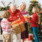 Los niños reciben regalos en Navidad y Reyes.