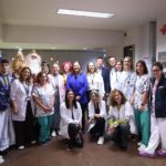 La presidenta del Govern balear, Marga Prohens, asiste a la llegada de los Reyes Magos al Hospital Universitario de Son Llàtzer, acompañada por la consellera de Salud, Manuela García, y el director general del Servicio de Salud, Javier Ureña, entre otros - CAIB