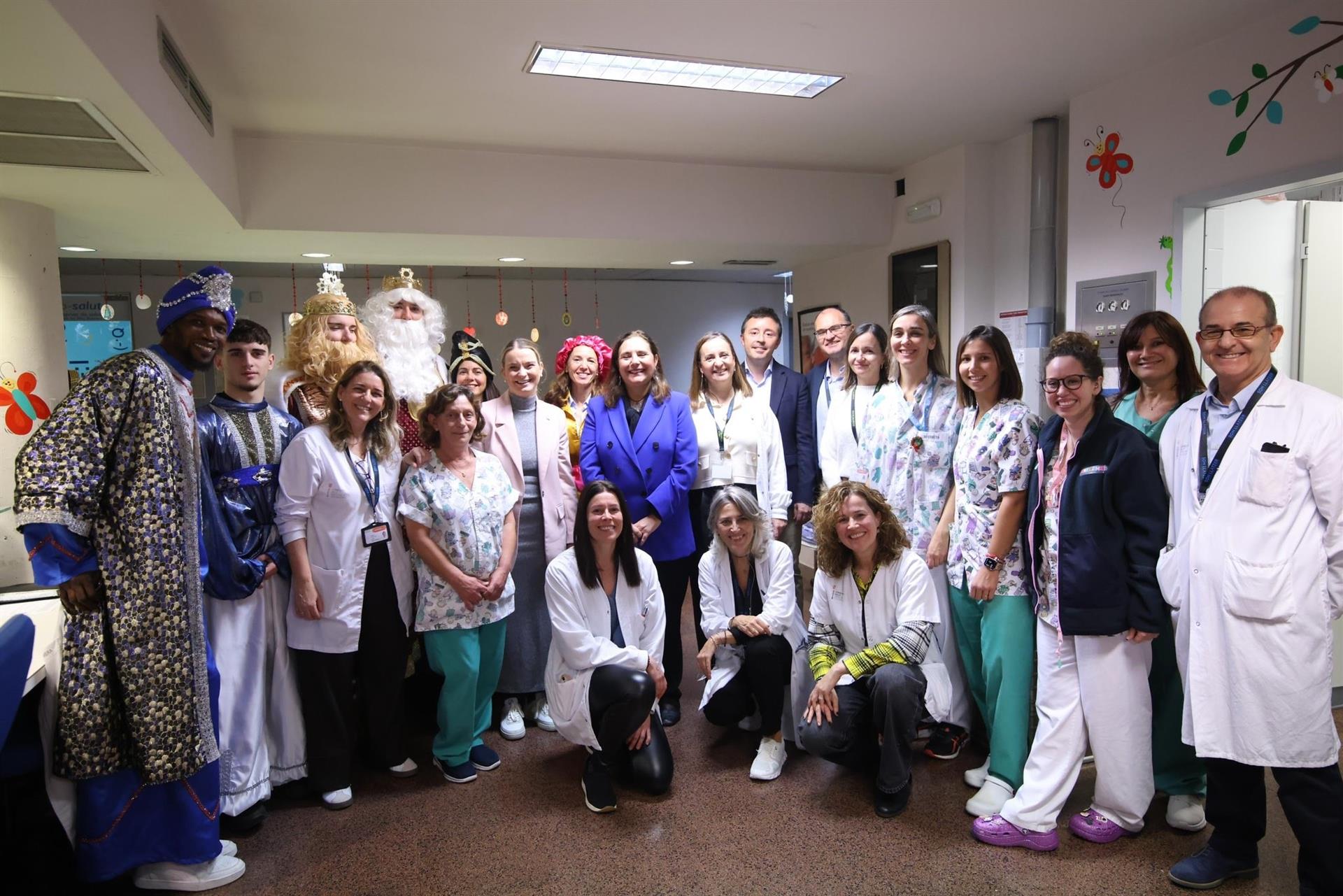 La presidenta del Govern balear, Marga Prohens, asiste a la llegada de los Reyes Magos al Hospital Universitario de Son Llàtzer, acompañada por la consellera de Salud, Manuela García, y el director general del Servicio de Salud, Javier Ureña, entre otros - CAIB